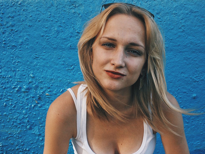 A women who man be setting off some relationship red flags.