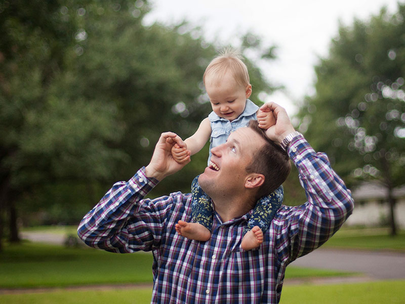 A man who took these tips for dating with kids playing with his date's young daughter.
