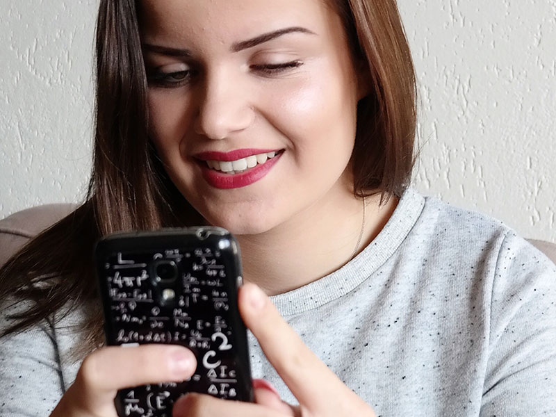 Want to learn about texting a guy you like? This woman texting her boyfriend did and is smiling about it.