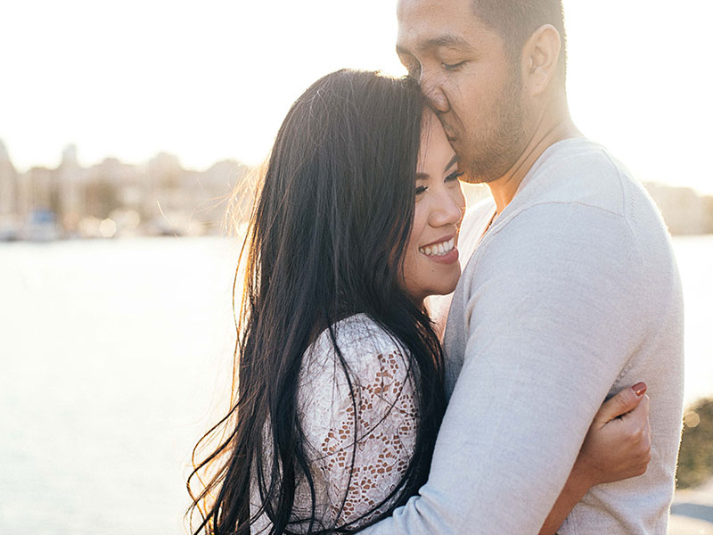 This woman learned how to tell someone you miss them and now she's hugging her boyfriend in the sun.