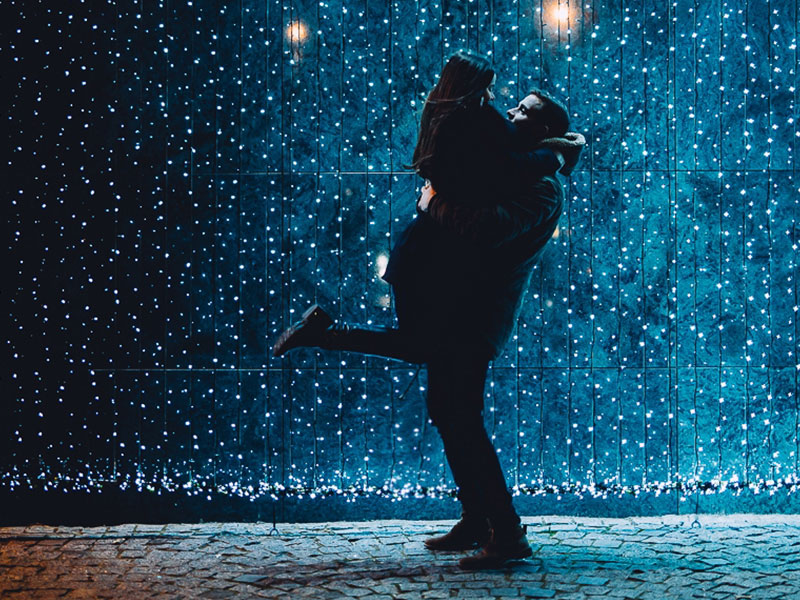 A couple who took this dating advice for 2019 kissing in the rain.