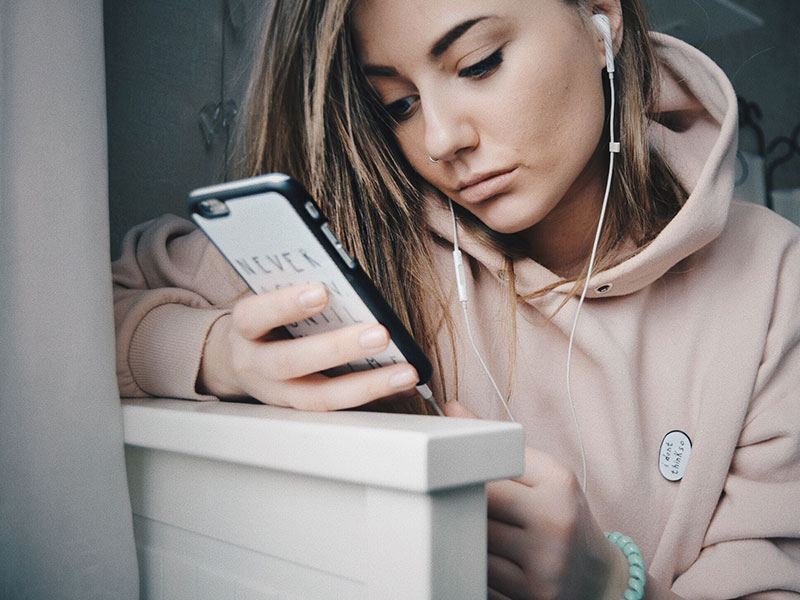 A girl looking through her Tinder matches, upset that she doesn't have any.