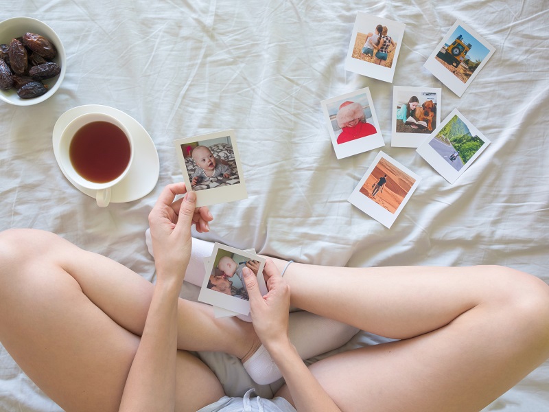 Guidelines on how to write a dating profile, offering advice to enhance profile attractiveness on Zoosk.