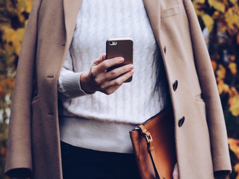 Wpman texting her location to a friend as safe dating