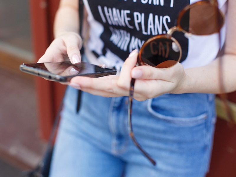 woman holding mobile showing how to date online