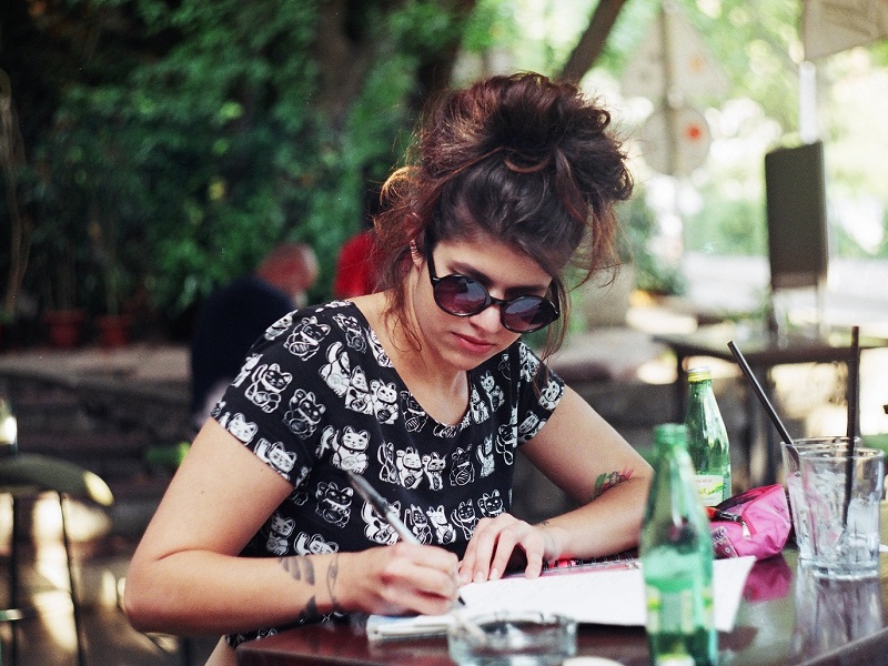 woman writing a list on how to break up with your boyfriend