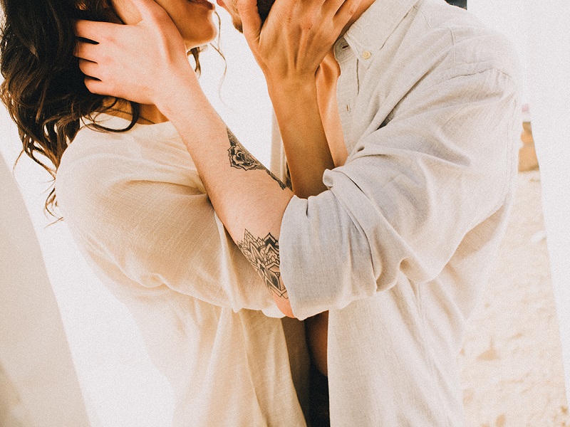 couple-kissing-and-having-sex-on-the-first-date