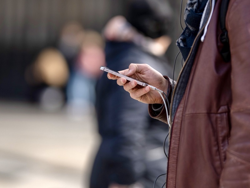 man-using-phone-looking-at-the-worst-online-dating-profiles